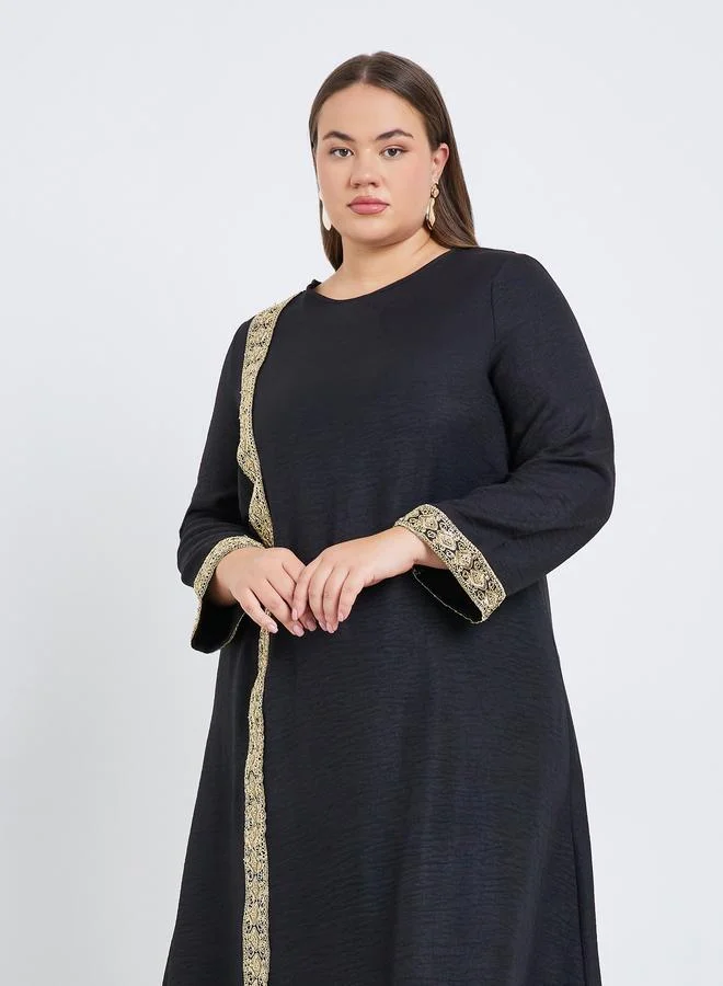 أميرة جلابية بمقاس كبير وأجزاء مطرزة